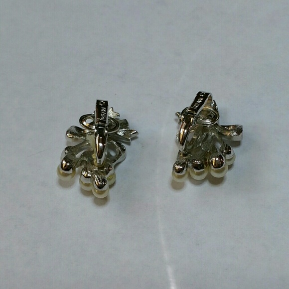 Vintage Trifari silvertone faux pearl clip on - Picture 5 of 6